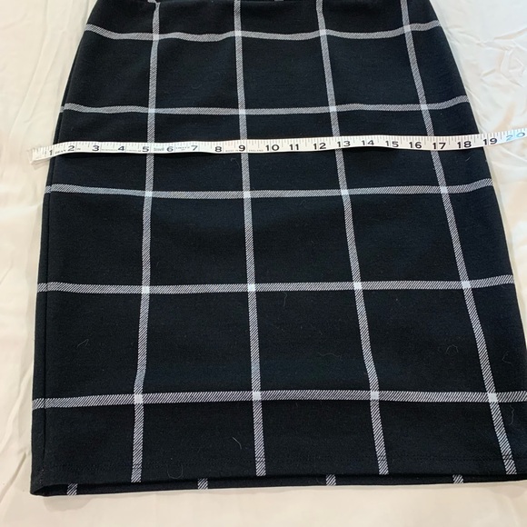 Jupe Joe Benbasset Taille 7 – Noire, Coupe A, Fleurs Brodées Blanches